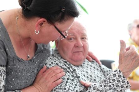 Seniorin mit Betreuerin