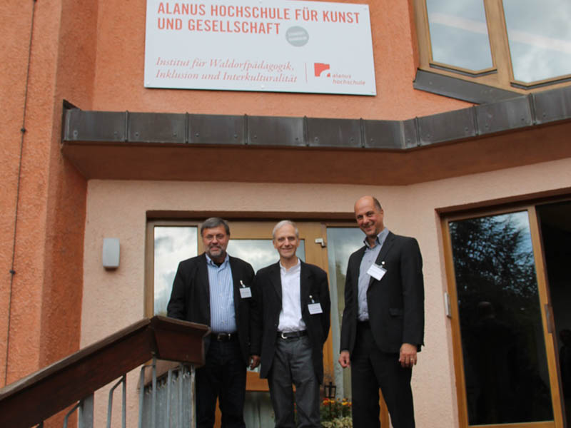Gruppenfoto vor der neuen Hochschule