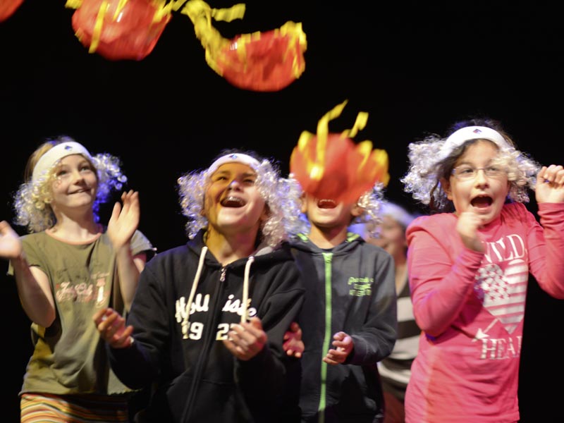 Kinder beim Theaterspiel auf einer Bühne
