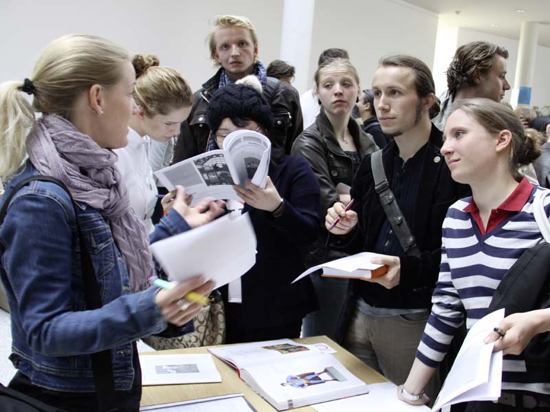 Jugendliche beim Infotag „Markt der Möglichkeiten“ an der Universität Witten-Herdecke