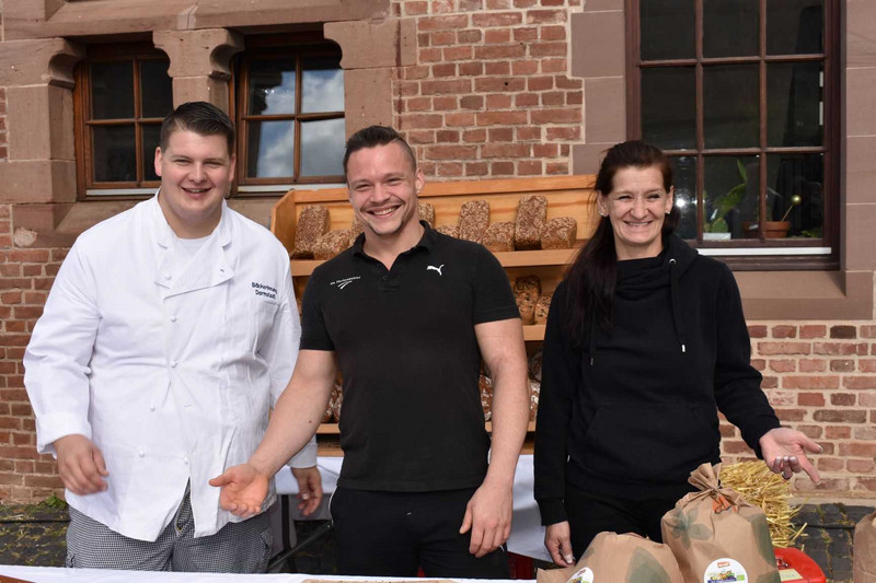 Hofcafé-Mitarbeiter im Verkauf