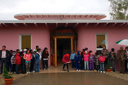 Pupils in front of the entrance of the new Waldorf school in Rosia