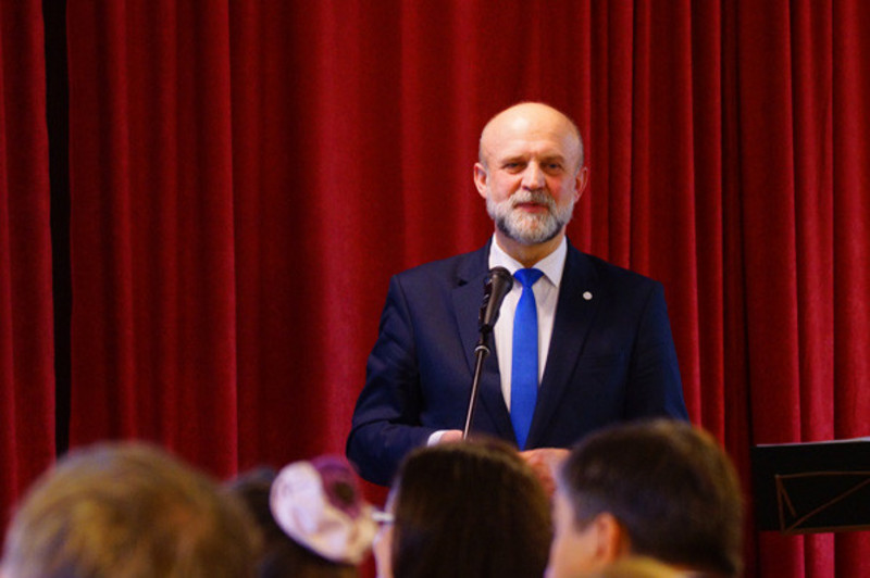Der Oberbürgermeister des Bezirks Szczecinek, Krzysztof Lis bei seiner Rede auf der Bühne