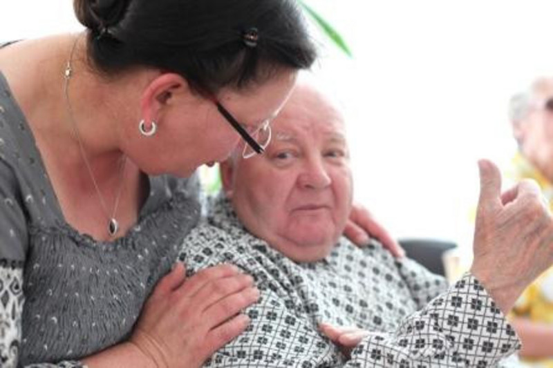 Eine Betreuerin im Gespräch mit einer älteren Frau