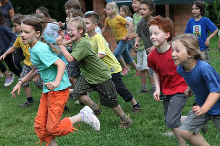 Kinder rennen über eine Wiese