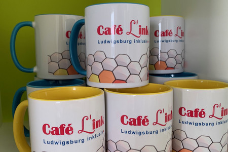 Tassen mit Aufschrift vom Café L'ink