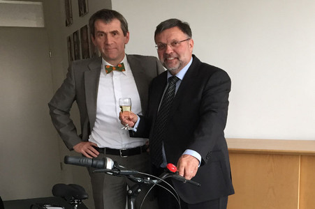 Prof. Dr. Butzlaff und Prof. Dr. Bauer stoßen mit Sekt an