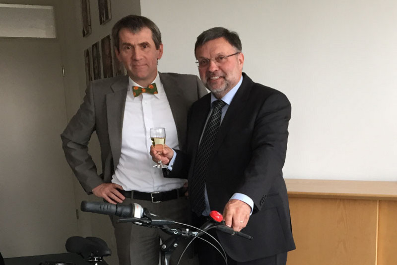 Prof. Dr. Butzlaff and Prof. Dr. Bauer celebrating with sparkling wine