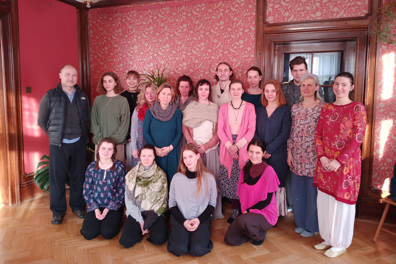 Gruppenbild Eurythmiestudierende und Dozent:innen