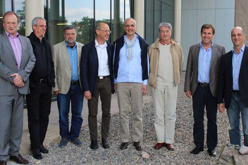 Gruppenfoto vor der Alanus Hochschule