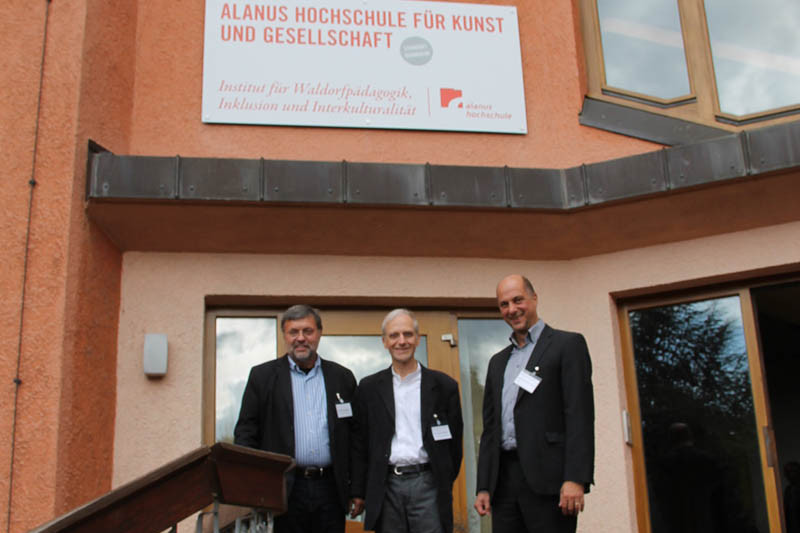 Gruppenfoto vor der neuen Hochschule