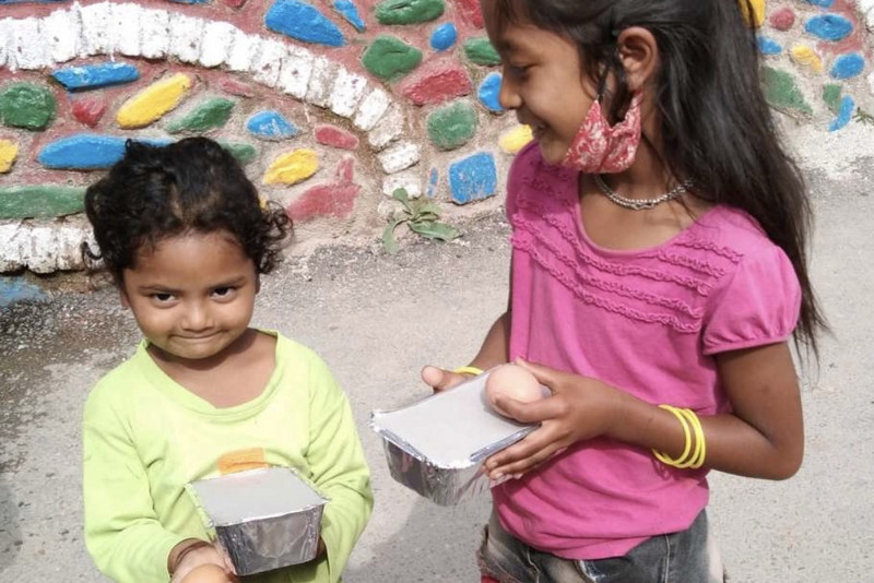 Zwei Mädchen erhalten eine Essensspende