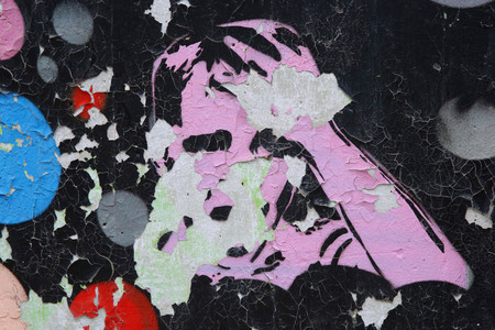 Zerbröckelndes Grafitti von einem Kind, das sich an den Kopf fasst