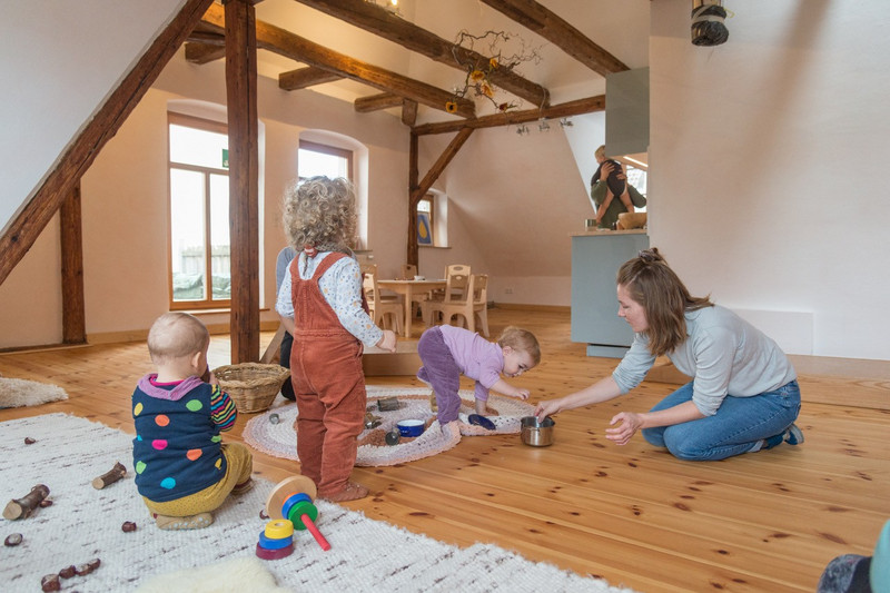 Kinder und Eltern begegnen sich im Familienzentraum