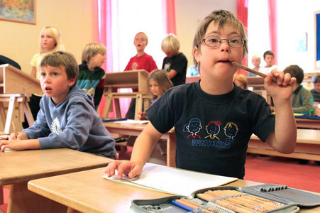Young pupils with and without handicap in their classroom