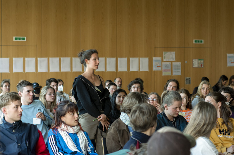 Schülerin steht in der Mitte des Symposiums