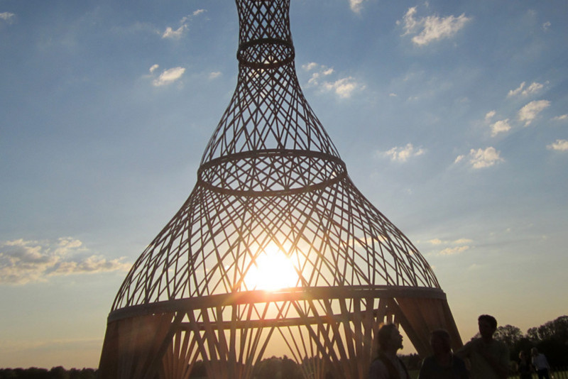 Abendsonne scheint durch die Korbstruktur der Skulptur