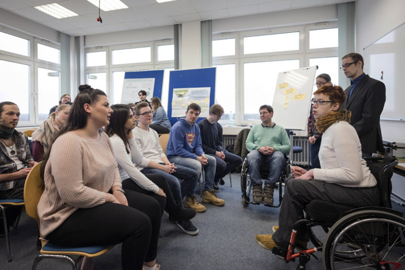 Die Bildungsfachkräfte mit Studenten bei einer Lehrveranstaltung