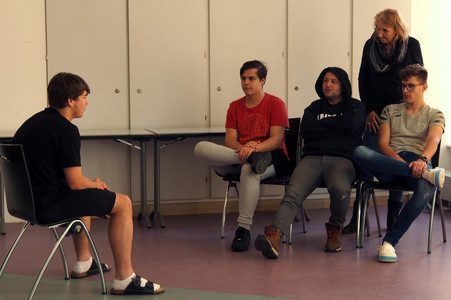 Schüler und Schauspieler spielen eine improvisierte Szene beim Theaterworkshop