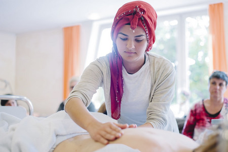 Pflegeschülerin bei der Behandlung eines Patienten