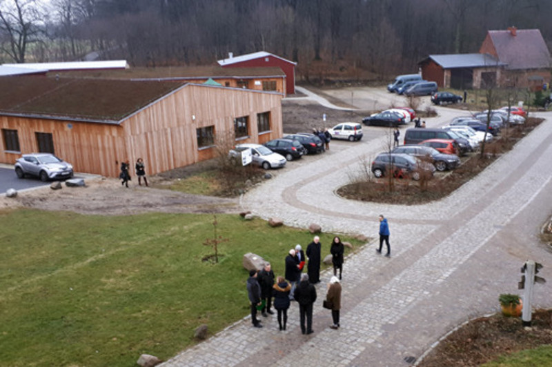 Neue Gebäude und Parkplatz davor aus der Luft aufgenommen