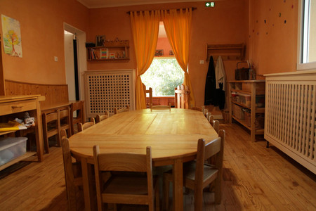 Großer runder Tisch mit kleinen Stühlen