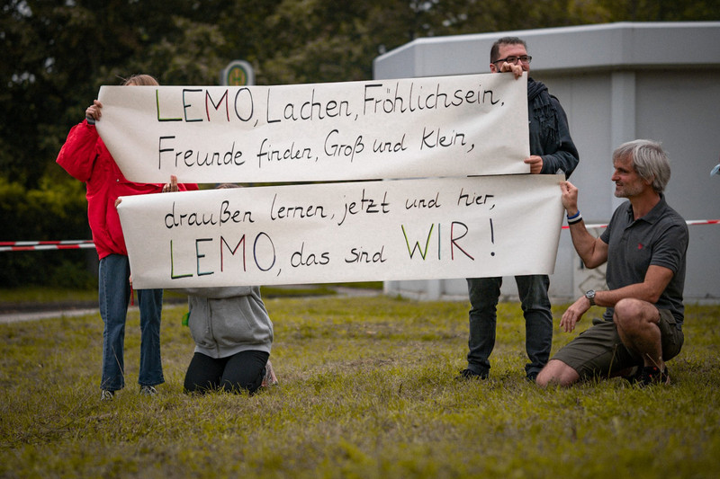 Menschen mit Plakaten bei der Eröffnungsfeier