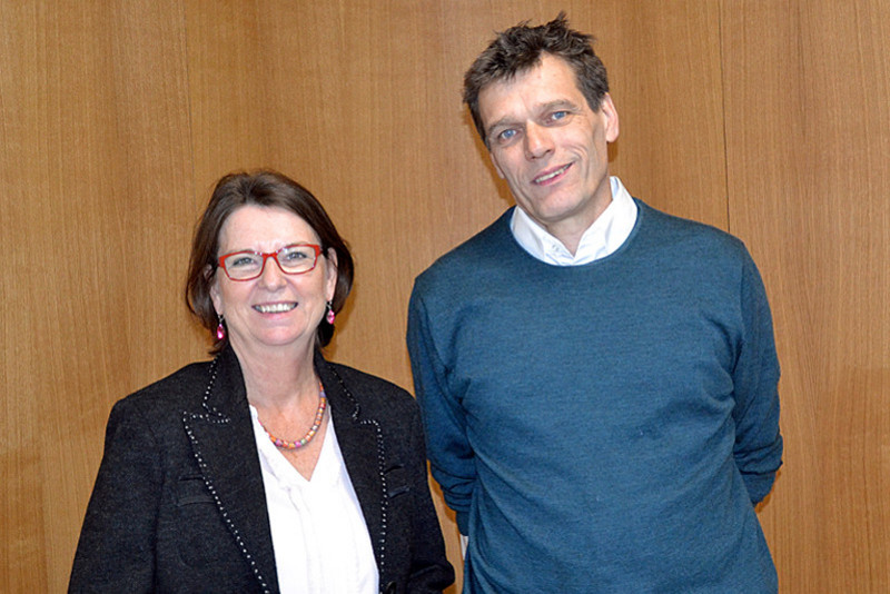 Hessens Landwirtschaftsministerin Priska Hinz zusammen mit Martin von Mackensen, dem Leiter der Landbauschule am Dottenfelderhof