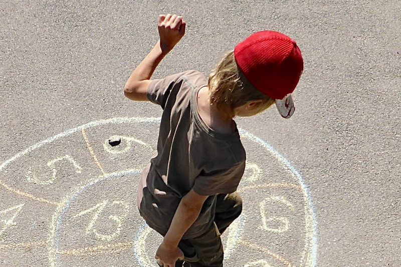 Child plays in the hopping screw