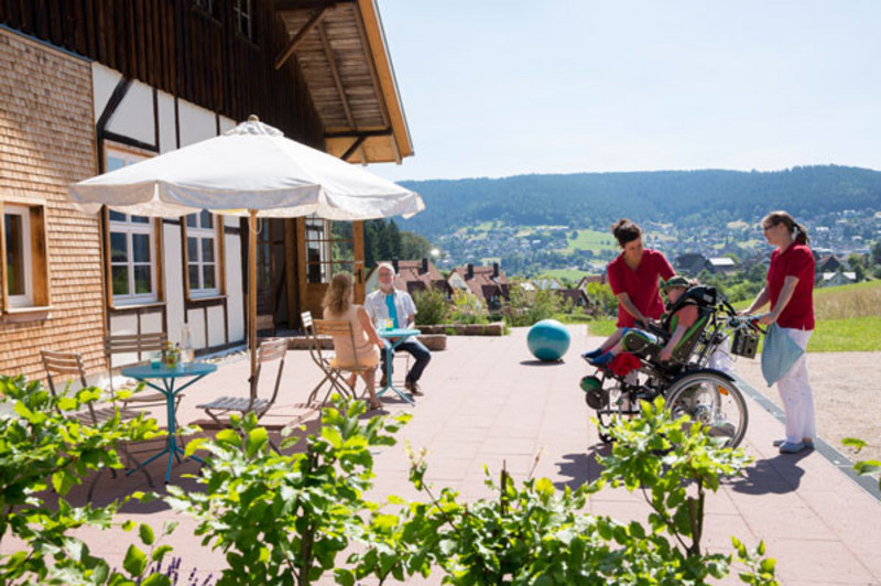 Blick auf die Terrasse vom Kinderhaus Luftikus mit Blick ins Tal