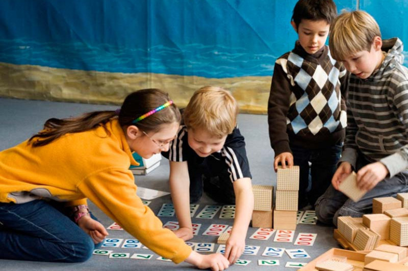 Schüler lernen Mathematik mit einem Lernspiel