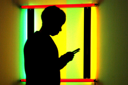 Silouette eines Kindes mit Smartphone