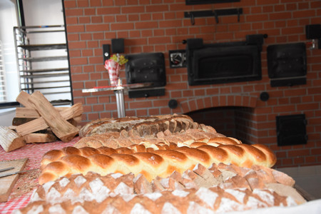 Backstube mit Holzofen und frisch gebackenen Broten im Vordergrund