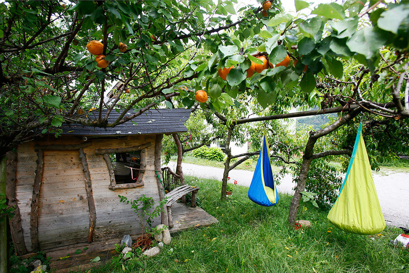 Obstplantage mit Hängematten als Rückzugsorte