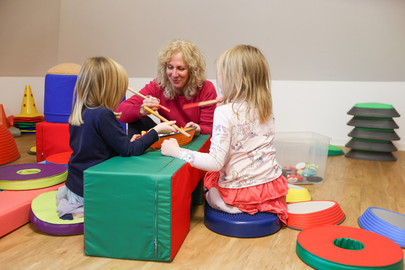 Spielende Kinder im Verein