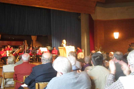 Standing behind a desk Verena Bentele gives her opening welcome in front of the audience