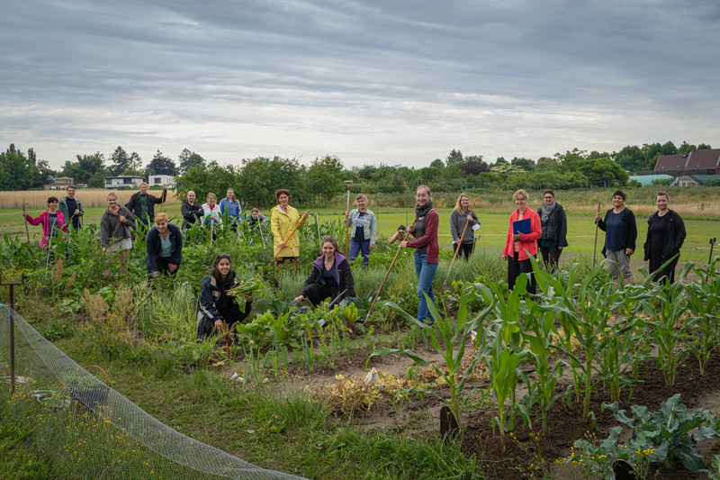 Group picture of prospective teachers in the field