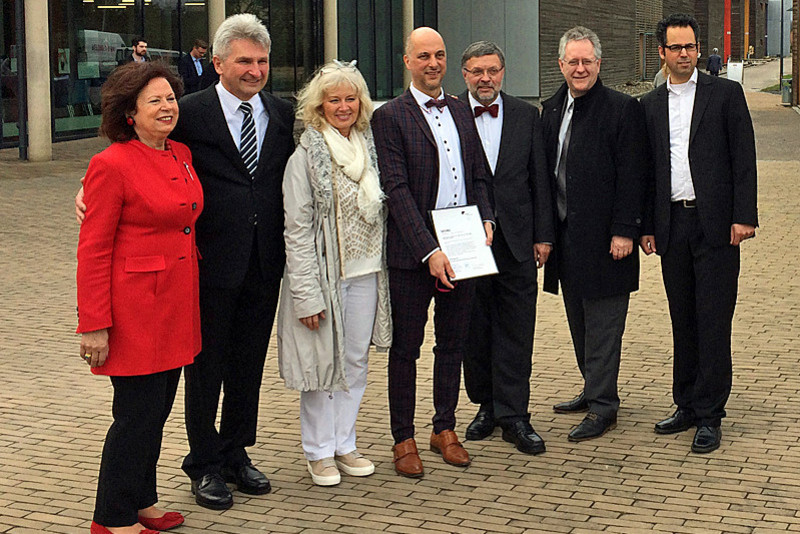 Gruppenfoto vor der Alanus Hochschule zur Verabschiedung von Marcelo da Veiga