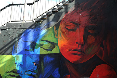 Treppe mit Graffiti eines in sich gekehrten Mädchens