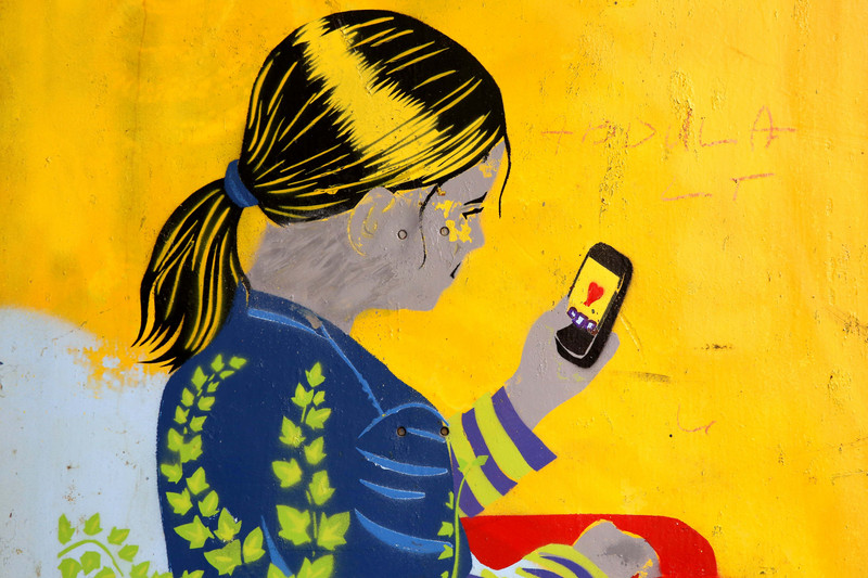 Mädchen mit telefo in der Hand