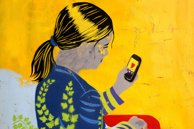Mädchen mit telefo in der Hand