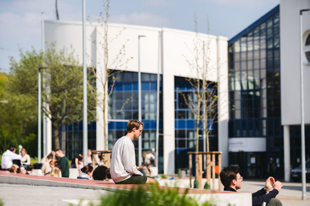 Studierende vor dem UW/H-Gebäude