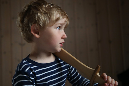 Junge mit Holzschwert in der Hand