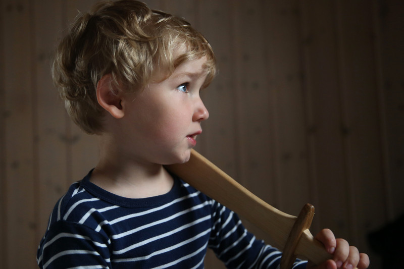 Junge mit Holzschwert in der Hand