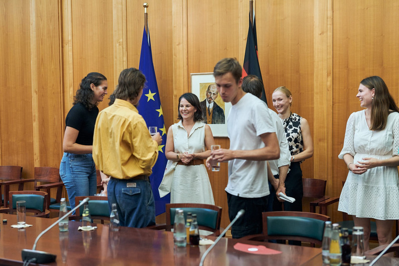 Foreign Minister Annalena Baerbock in conversation with scholarship holders