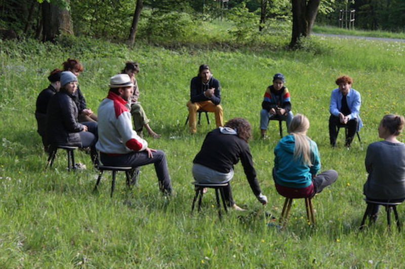 Selbstbestimmtes Studieren draußen in der freien Natur 