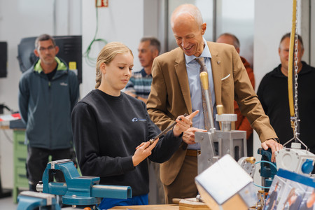 An der Werkbank: Minister im Gespräch mit einer Auszubildenden