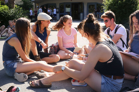 Klassengemeinschaft: Schülergruppe vor dem Schulgebäude