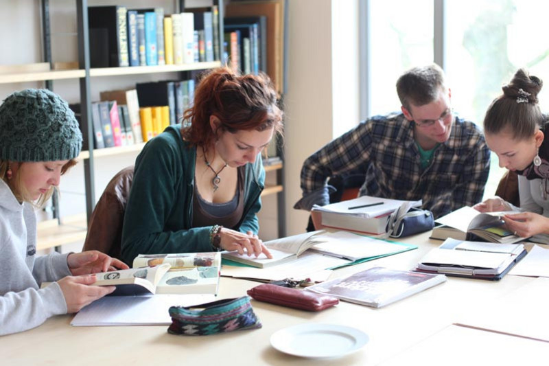 Studenten beim Lesen im Graduiertenkolleg