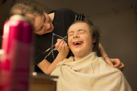 Schauspieler mit Einschränkungen in der Maske